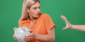 Loonverlaging na schrappen taken: wat mag wel en niet